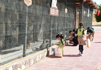 4 Ekim Dünya Hayvanları Koruma Günü’nde, Büyükşehir Belediyesine bağlı Hayvan Barınağı minik ziyaretçileriyle doldu taştı